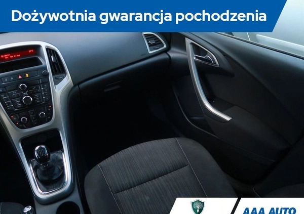 Opel Astra cena 26000 przebieg: 175943, rok produkcji 2011 z Poznań małe 172